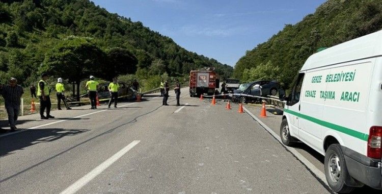 Sinop'ta otomobil ile hafif ticari aracın çarpışması sonucu 3 kişi öldü, 3 kişi yaralandı