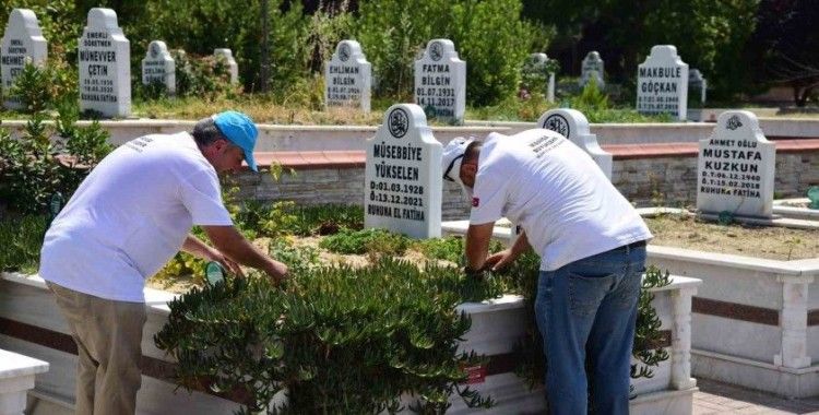 Manisa’da mezarlıklar bayrama hazır
