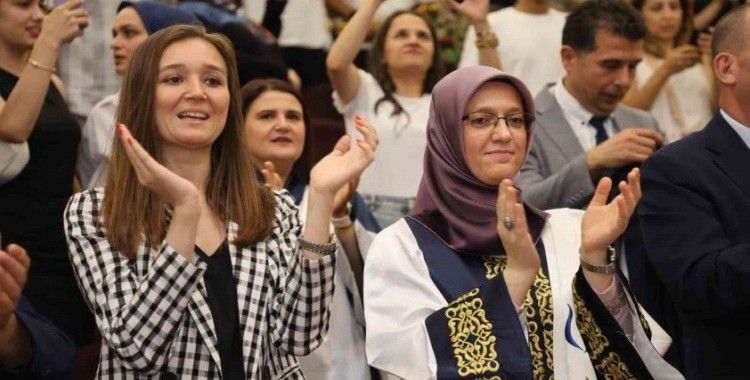 Başkan Durbay öğrencisi olduğu CBÜ’de mezuniyet coşkusuna ortak oldu
