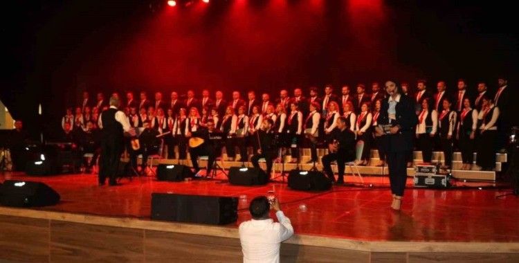 Erzincan’da farklı meslek gruplarından insanların bir araya geldiği “Kardeşlik Korosu” ilk konserini verdi
