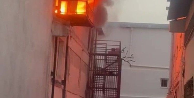 Adana'da mobilya imalathanesinde yangın