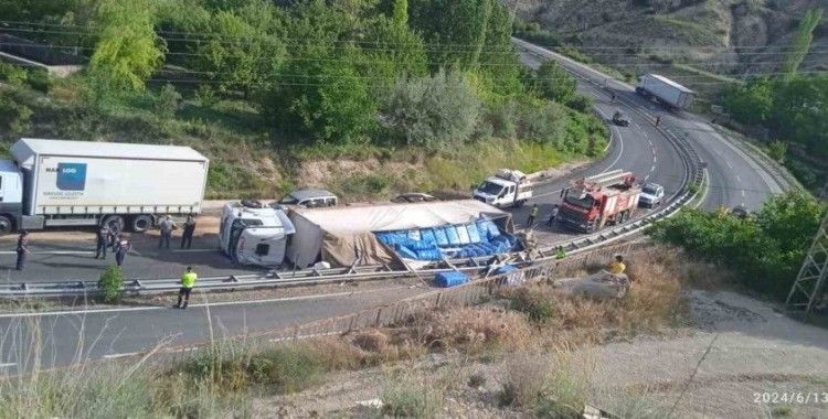 Virajı alamayan tır devrildi, sürücü ağır yaralandı
