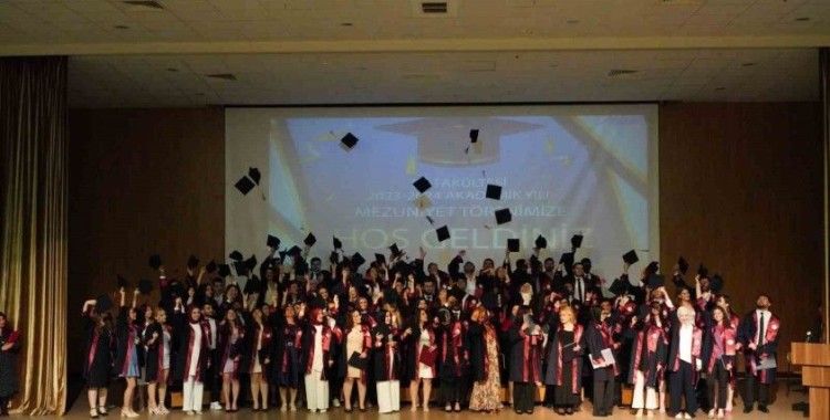Tıp fakültesinden 82 öğrenci mezuniyet coşkusunu yaşadı
