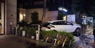 Kadıköy’de kontrolden çıkan araç binanın doğal gaz kutusuna çarptı: 2 yaralı
