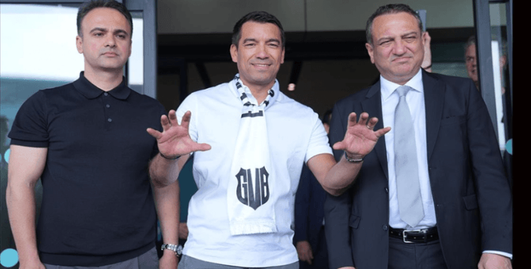 Beşiktaş'ın yeni teknik direktörü Van Bronckhorst İstanbul'a geldi