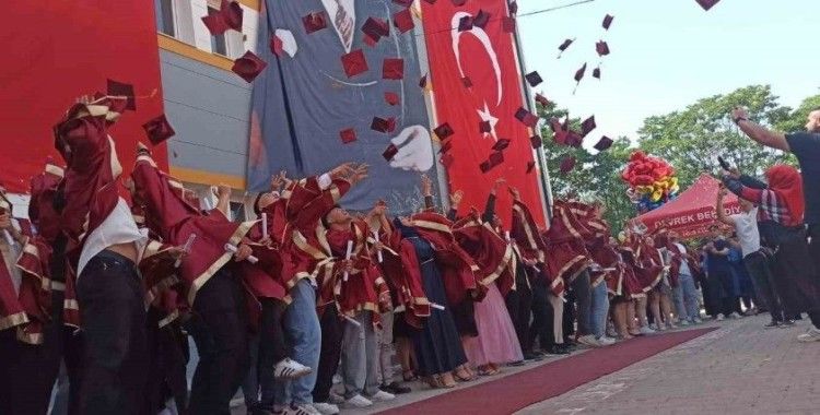 Devrek’te eğitim öğretim sezonu mezuniyetlerle son buldu
