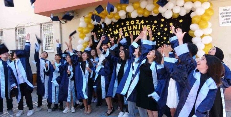 Ortaokul öğrencilerinin mezuniyet sevinci
