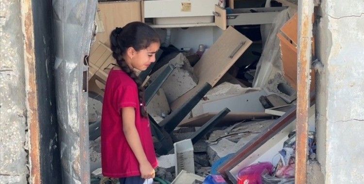Filistinli kız çocuğu, Nekbe'de göçe zorlanan ataları gibi İsrail'in yıktığı evinin anahtarını saklıyor