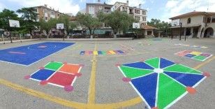 Menteşe’de okul bahçelerine geleneksel çocuk oyun alanları çizildi
