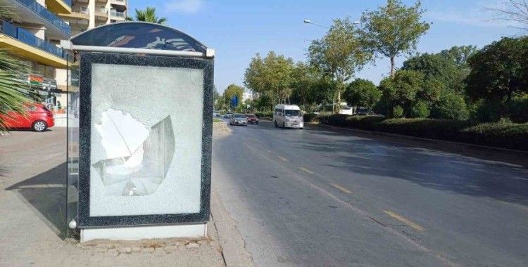 Otobüs durağı vandalların hedefi oldu
