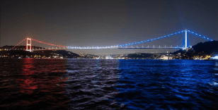 Fatih Sultan Mehmet Köprüsü Filipinler bayrağı renkleriyle aydınlatıldı