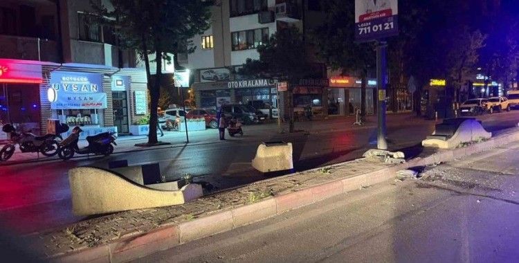 Kontrolden çıkan otomobil direğe çarptı: 5 yaralı
