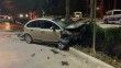 Otomobil park halindeki araçlara ve refüjdeki ağaca çarptı: 2 yaralı
