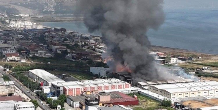 Samsun'daki fabrika yangını soğutma çalışması sırasında beton blok çöktü: 7 itfaiye eri yaralı