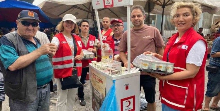 KIzılay’dan pazarcı esnafına limonata ayran ikramı
