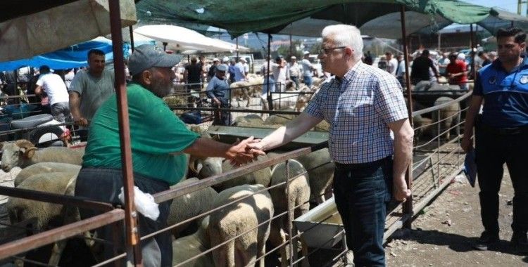 Başkan deveciler kurban pazarını ziyaret etti
