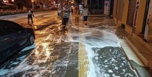 Bozüyük’te ana cadde kaldırımları köpüklü yıkama ile temizleniyor
