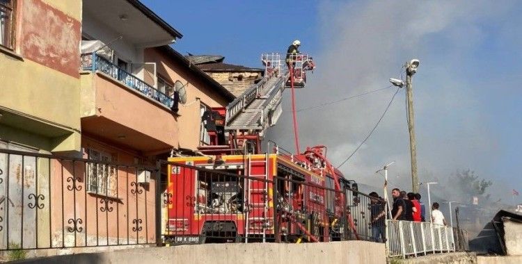 Bayburt’ta çıkan yangında 3 ev hasar gördü
