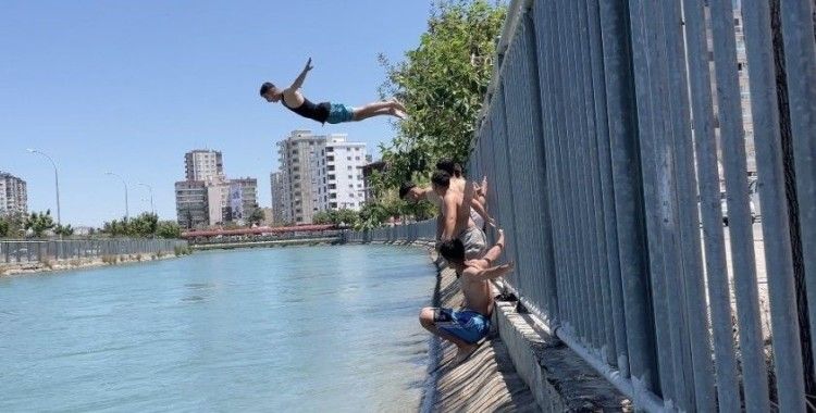 Bayramda evde oturmaktan sıkılan gençler Adana’da yüzerek serinledi
