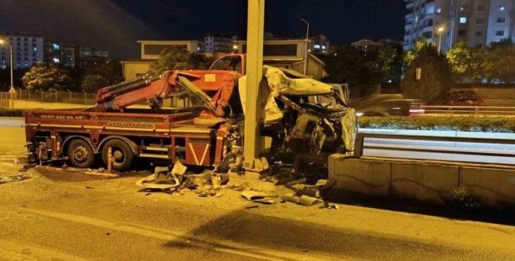 Ankara’da kontrolden çıkan vinç bariyerlere çarptı: 2 yaralı
