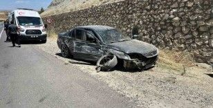 Otomobil istinat duvarına çarptı: 5 yaralı
