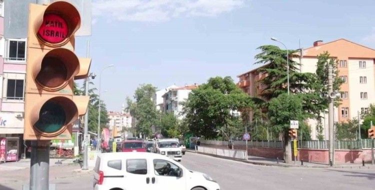 İsrail, trafik lambalarına yazılan yazı ile protesto edildi
