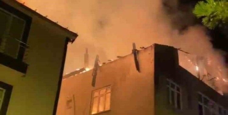 Sancaktepe’de binanın çatısı alev alev yandı
