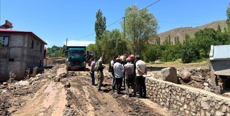 Kars'ta sel nedeniyle bazı ev ve ahırlarda hasar oluştu