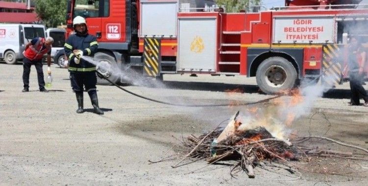 Iğdır Belediyesi İtfaiye Müdürlüğü ekipleri canlı kurtarma ve yangın tatbikatı gerçekleştirdi
