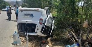 Burdur'da hafif ticari araç takla attı, yaşlı çift yaralandı