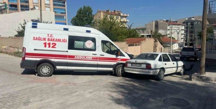 Ambulansın karıştığı kazada 2 sağlık görevlisi yaralandı
