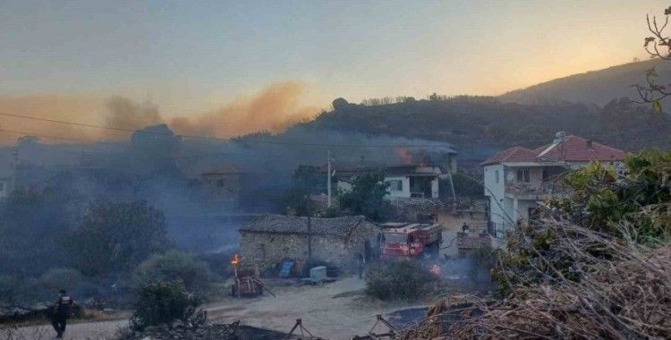 Manisa’daki yangına müdahale sürüyor: 300 hektar alan ile evler zarar gördü

