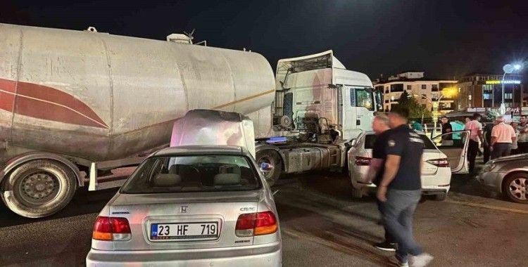 Elazığ’da tankerle iki otomobil çarpıştı: 2 yaralı
