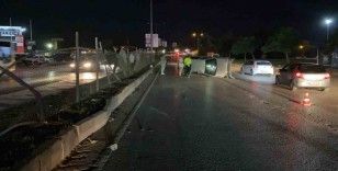 Bursa’da refüjdeki koruma tellerine çarpan otomobil takla attı: Karı-koca yaralandı
