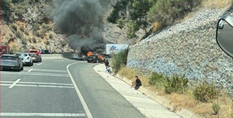 Sakarda araç yangını: otomobil kullanılamaz hale geldi
