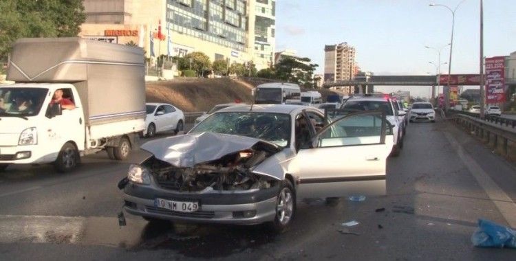 Maltepe’de kaza yapan araç sürücüsü olay yerinden kaçtı
