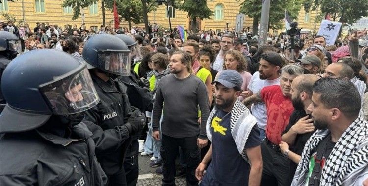 Berlin'deki Filistin'e destek yürüyüşünde göstericiler ile polis arasında arbede yaşandı