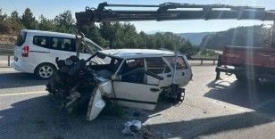 Şarampole girip ağaçlara çarpan otomobilde 4 kişi yaralandı
