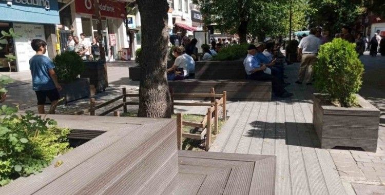 Gölgelerin altına sığınan vatandaşlar güneşli alanları boş bıraktı
