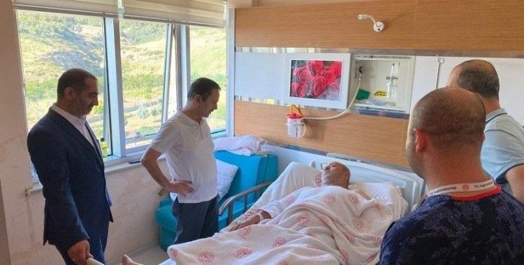 Vali Aktaş, söndürme çalışmalarına giderken kaza geçirerek yaralanan vatandaşı ziyaret etti
