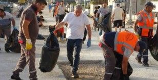 Vatandaşın kirlettiği sahilleri Belediye Başkanı temizledi

