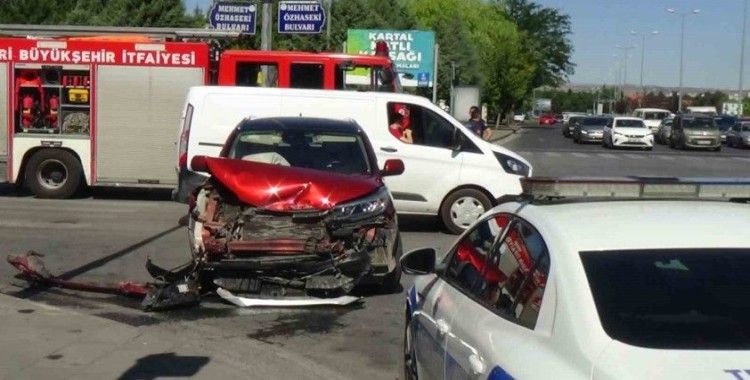 Otomobiller çarpıştı: 1’i ağır 4 yaralı
