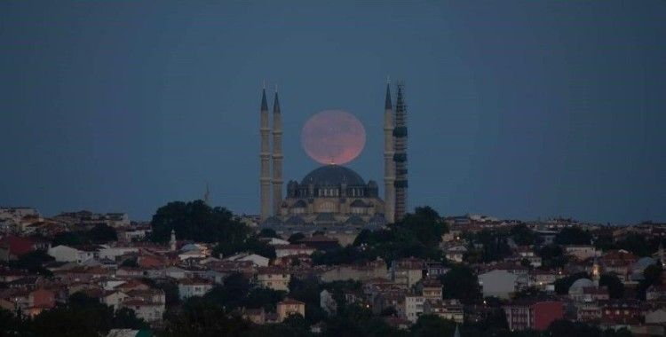 Edirne’de Selimiye Camii ve dolunay görsel şölen oluşturdu
