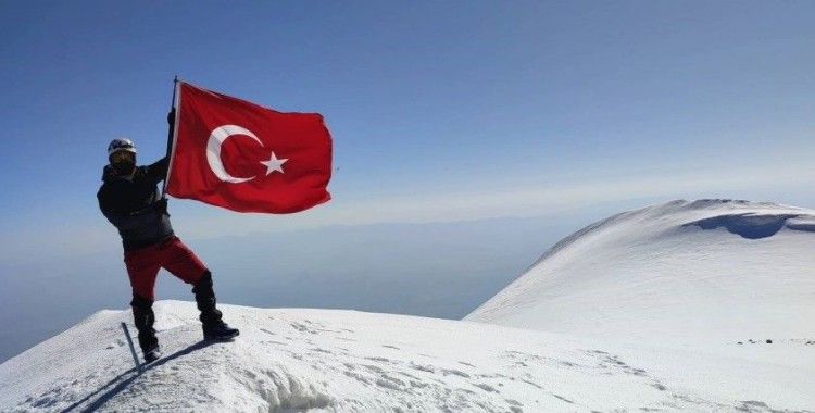 Aydınlı dağcı, Türkiye’nin çatısına tırmandı
