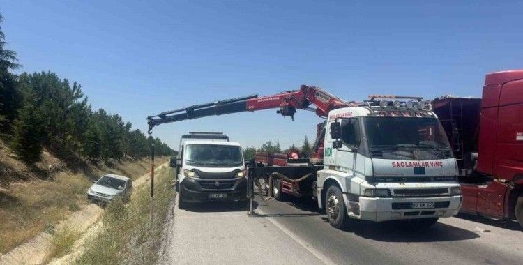 Şarampole devrilen otomobilde 3 kişi yaralandı
