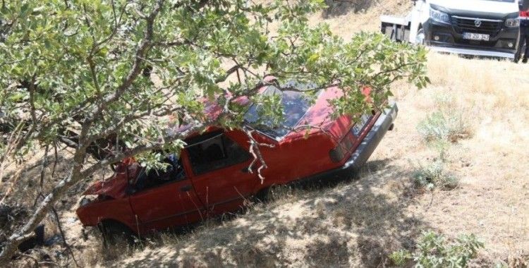 Otomobil yoldan çıkıp ağaca çarptı: 3 yaralı