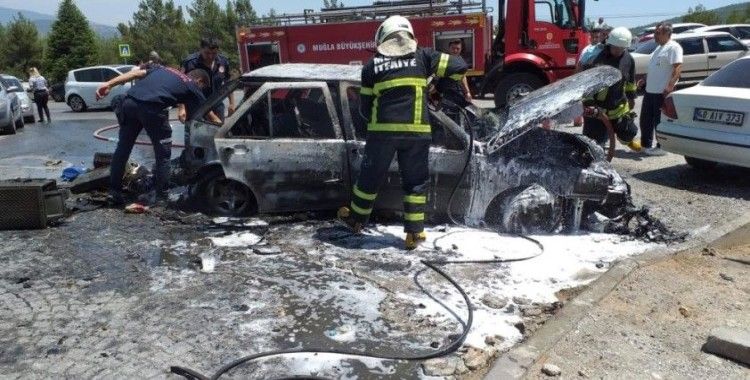 Hastane bahçesindeki araç yangını faciaya yol açmadan söndürüldü