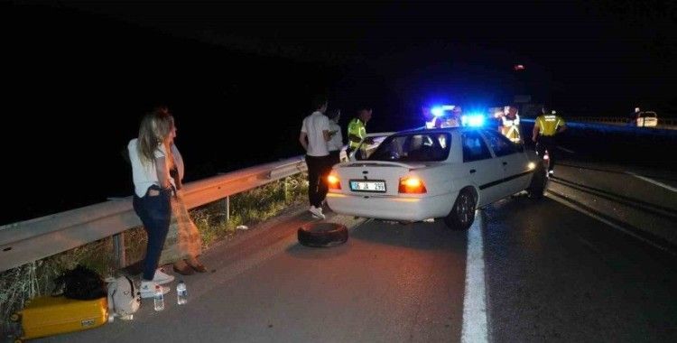 Tekeri kopan otomobil bariyere çarptı: 4 kişilik aile yara almadan kurtuldu
