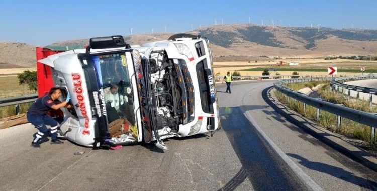 Bariyerlere çarpıp devrilen kamyonun sürücüsü yaralandı