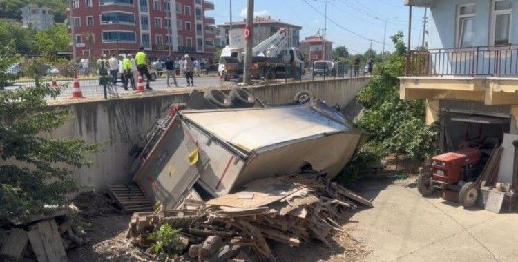 Kamyon, yolcu minibüsüne çarparak evin bahçesine uçtu: 1'i ağır 11 yaralı